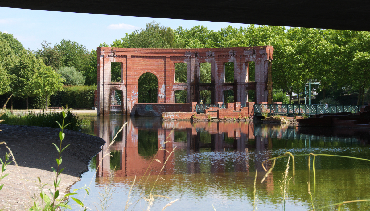 Ein Spaziergang im Brgerpark Hafeninsel in Saarbrcken - Die Eisenbahnfotografie stand am 22.06.2014 im Hintergrund. Es ging bei viel Sonne und hohen Temperaturen in den Brgerpark nach Saarbrcken. Der Brgerpark liegt auf dem Gelnde des einstigen Kohlehafens der Stadt, der sich auf einer Halbinsel befand, die von einem Altarm der Saar gebildet wurde. Von hier wurde seit dem spten 17. Jahrhundert Kohle verschifft.
Schon nach dem Ende des Zweiten Weltkriegs gab es berlegungen, das Trmmergebiet zu einer Grnanlage mit einer Kongresshalle aufzuwerten, doch die Plne wurden nicht realisiert. Erst 1967 wurde die heutige Kongresshalle am westlichen Ende des Parks gebaut. Die restliche Flche lag brach. Mitte der 1980er Jahre gab es neue berlegungen. In dieser Zeit wurde die Westspange erbaut, die die A 620 mit der A 623 verbindet. Im Sommer 1989 wurde der Park erffnet.