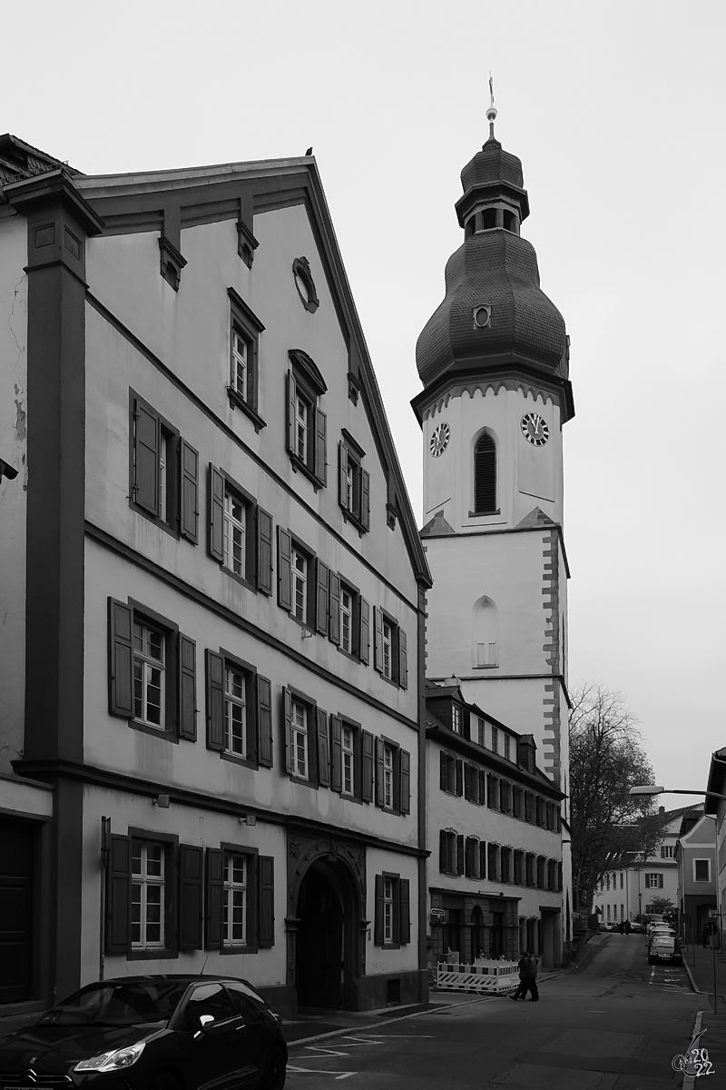 Ein Spaziergang durch die Johannesstrae in Speyer mit dem markanten Lutturm der ehemaligen St. Georgs-Kirche. (Dezember 2014)
