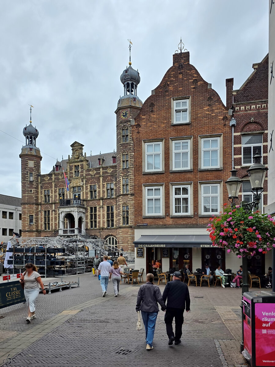 Ein Spaziergang durch Venlo, links hinten ist das im Stil der (Neo)renaissance gebaute Rathaus zu sehen. (September 2025)
