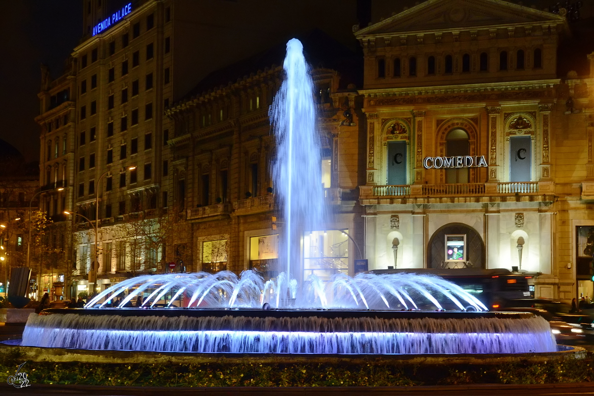 Ein Springbrunnen an der Passeig de Gracia, einem der Prachtboulevards in Barcelona. (Februar 2012)