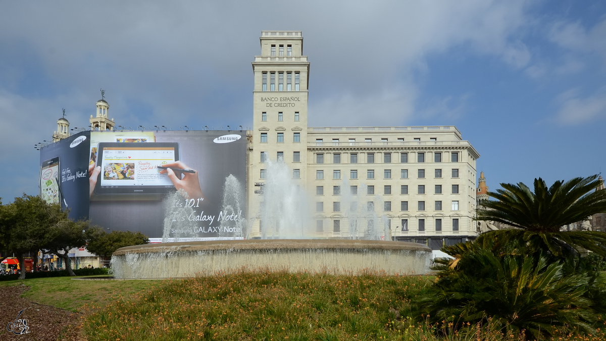 Ein Springbrunnen auf dem Plaa de Catalunya in Barcelona. (Februar 2012)