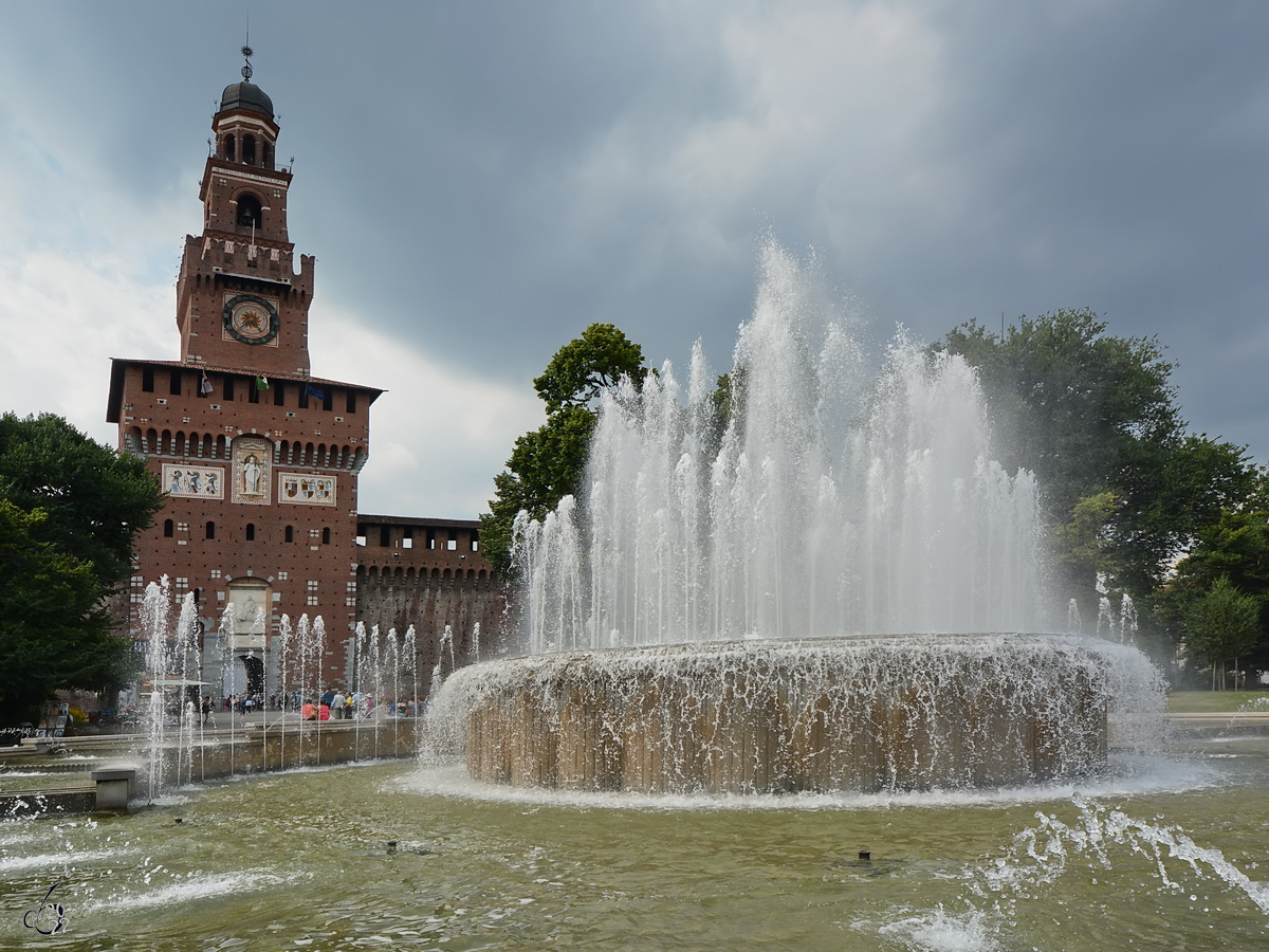 Ein Springbrunnen (Fontana di Piazza Castello) vor dem mittelalterlichen Castello Sforzesco. (Mailand, Juni 2014)