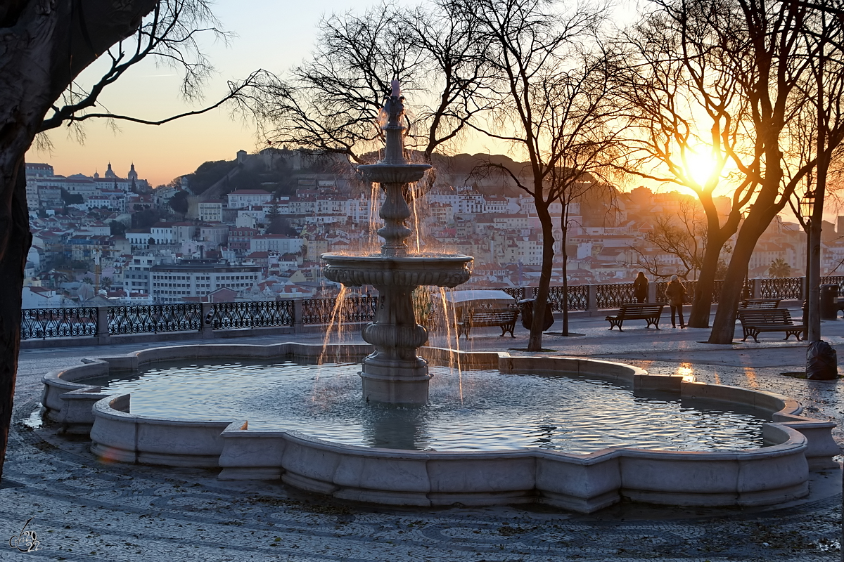 Ein Springbrunnen im Miradouro de So Pedro de Alcntara. (Lissabon, Januar 2017)