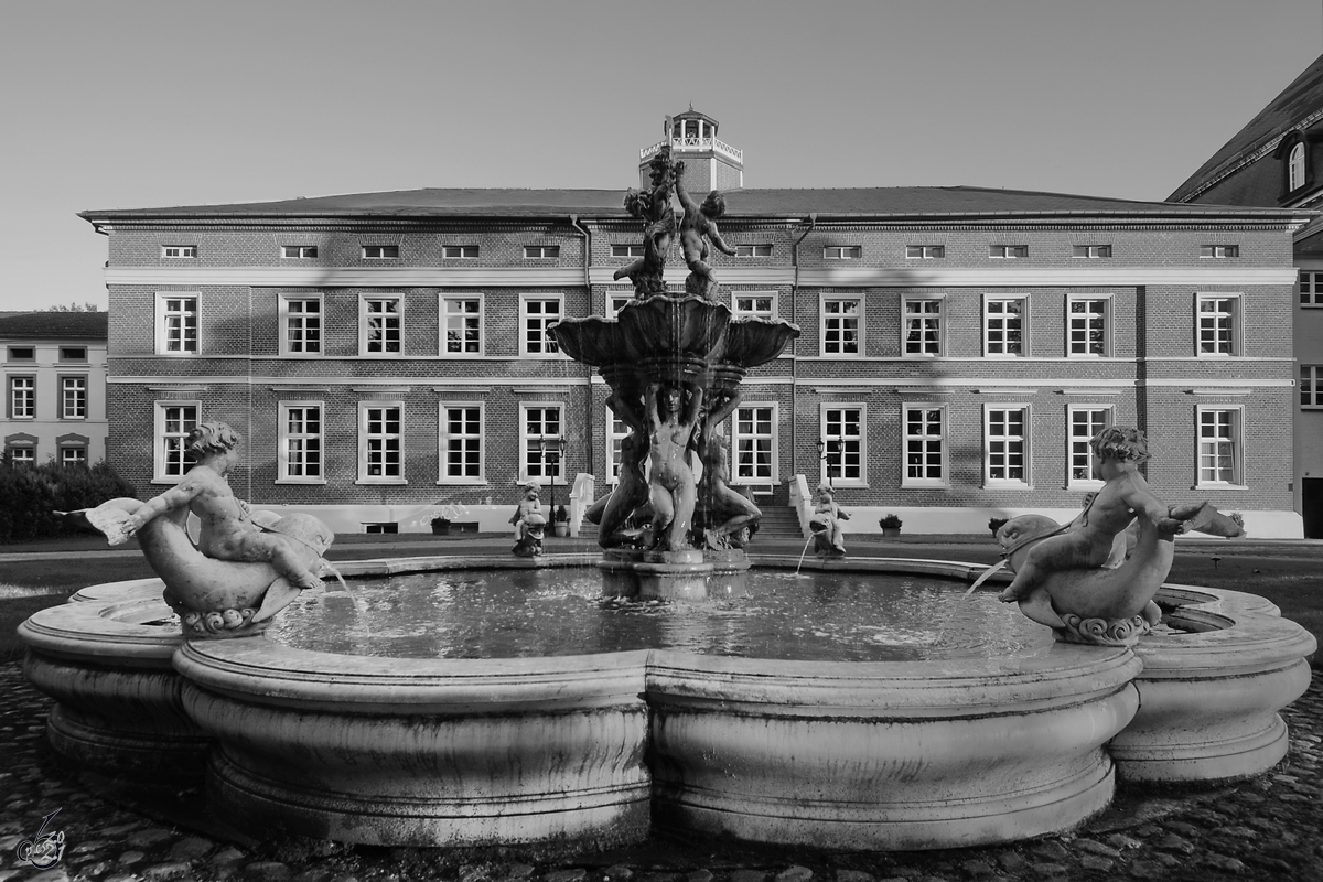 Ein Springbrunnen im Park zum Schloss Karow. (August 2014)