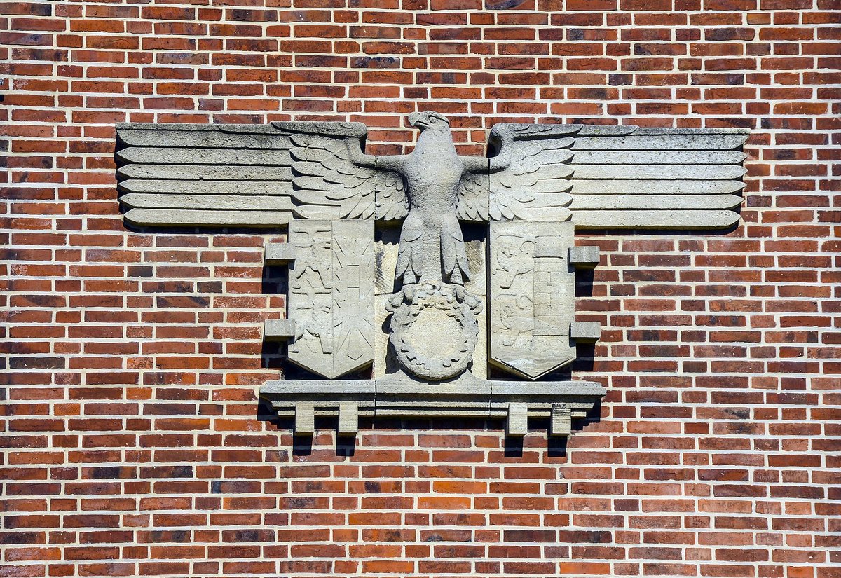 Ein steinerner, vom Hakenkreuz bereinigter, Adler an der Sportschule auf dem Gelnde der Marineschule in Mrwik in Flensburg erinnert an frhere Zeiten. Gegen Kriegsende war die Marineschule vom 3. bis 23. Mai 1945 Sitz der letzten Reichsregierung.
Aufnahme: 21. April 2020.