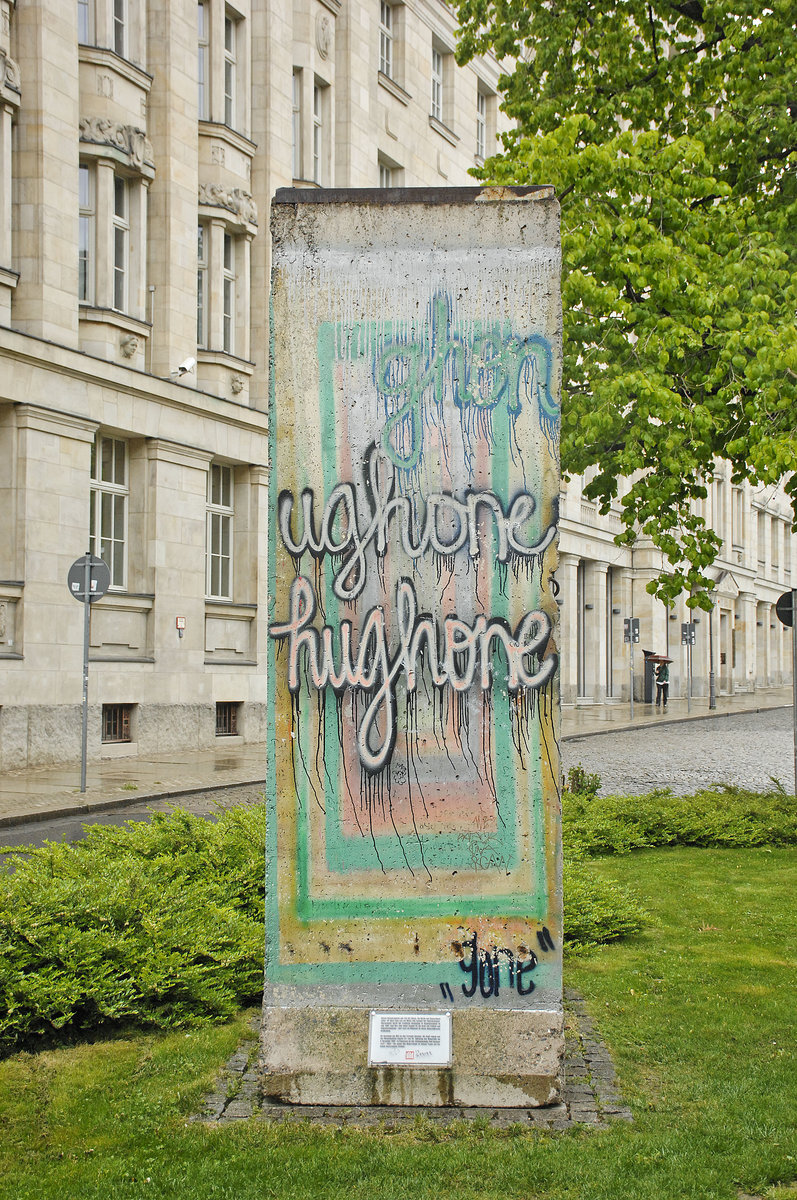 Ein Stck Mauer am Museum an der Runden Ecke in Leipzig. Aufnahme: 29. April 2017.
