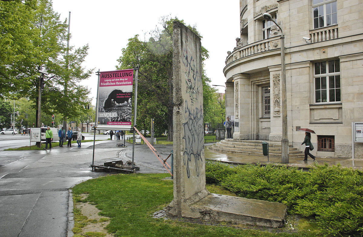 Ein Stck Mauer am Museum an der Runden Ecke in Leipzig. Aufnahme: 29. April 2017.