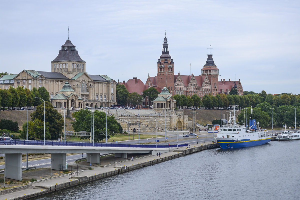 Ein Symbol Stettins ist die 500 Meter lange Hakenterrasse (polnisch Wały Chrobrego) am Westufer der Oder (von der Labuda-Brcke aus gesehen). Aufnahme: 17. August 2019.