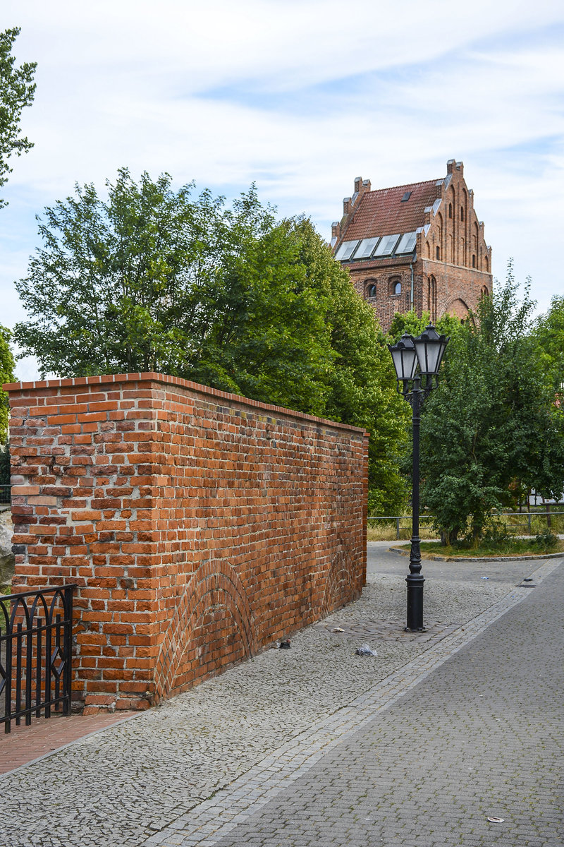 Ein Teil der Befestigungsanlage in Słupsk (Stolp) in Hinterpommern. Im Hintergrund ist der Mhlentor (Brama  Młyńska) zu sehen. Aufnahme: 20. August 2020.
