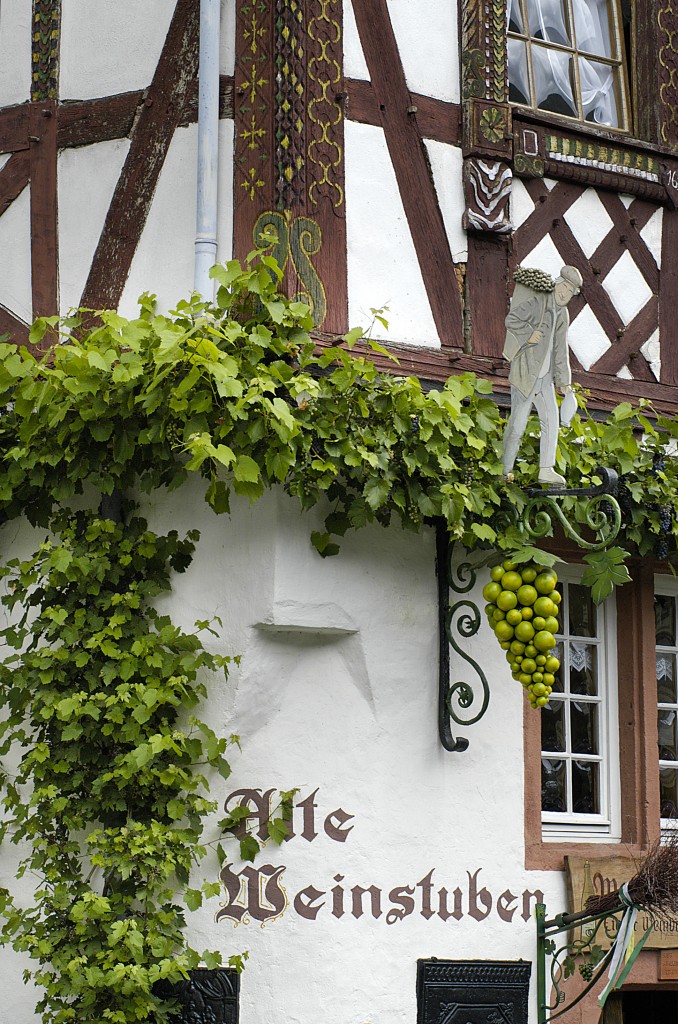 Ein teil des Hauses Alte Weinstuben in Ernst an der Mosel. Aufnahme: Juli 2007.