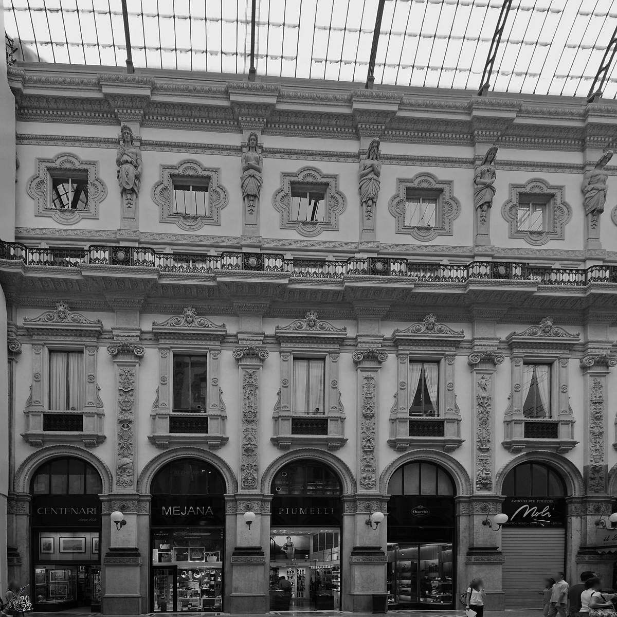 Ein Teil der Fassade im Innern der Galleria Vittorio Emanuele II. (Mailand, Juni 2014)