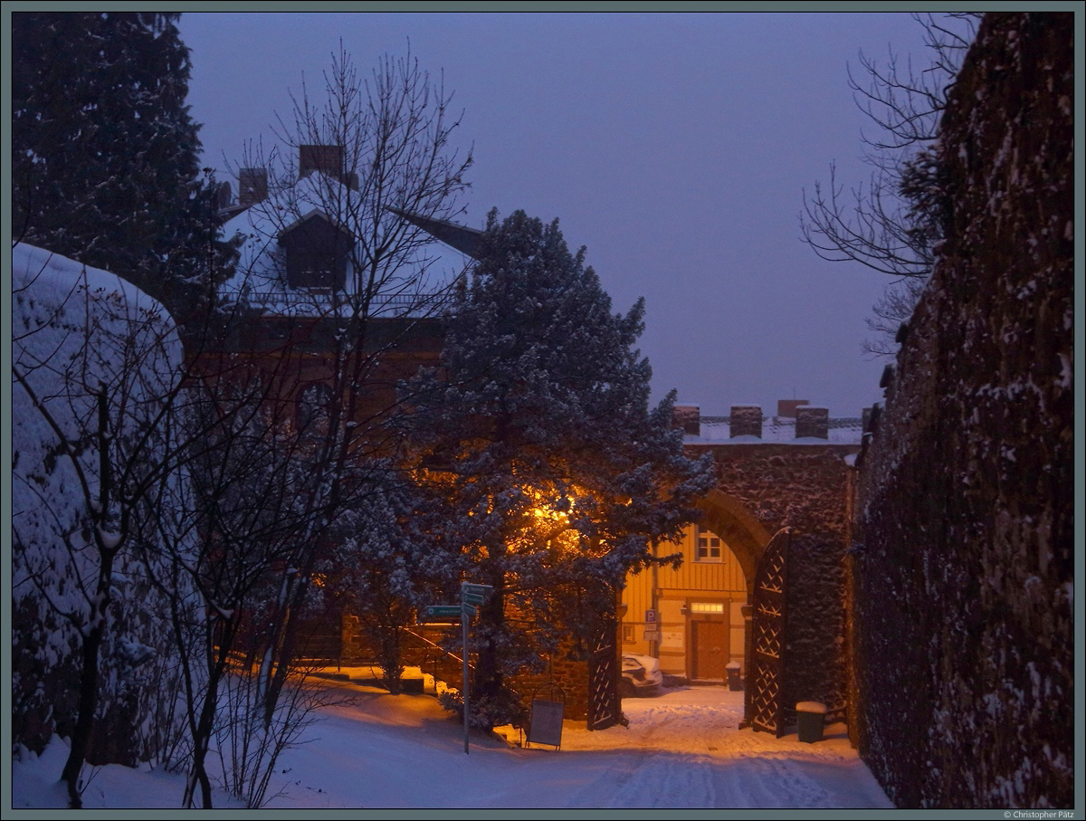 Ein Tor mit dem daneben liegenden Wachhaus bildet den Zugang zum Schloss Wernigerode. (10.12.2017)