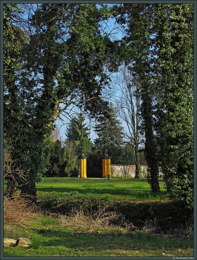 Ein Tor zum Nordgarten von Schloss Mosigkau. (Dessau-Mosigkau, 08.03.2014)