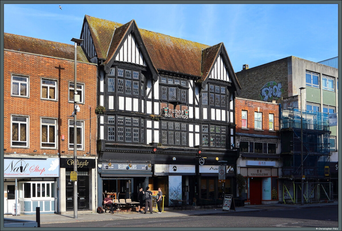 Ein im Tudorstil erbautes Haus in der Altstadt von Southampton dient heute unter anderem als Kneipe. (29.04.2026)