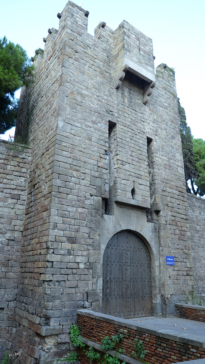 Ein Turm der alten Stadtmauer im Zentrum von Barcelona. (Dezember 2011)