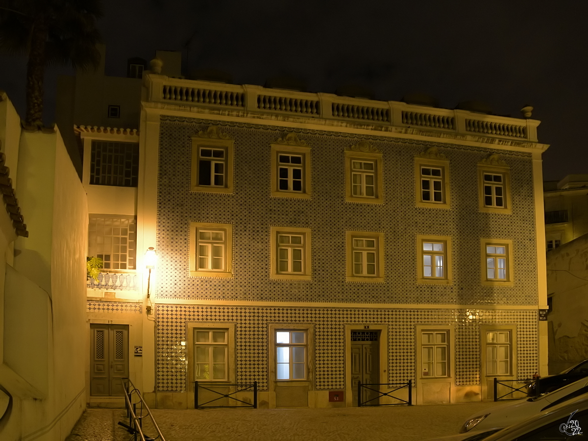 Ein typisch portugiesisches Gebude mit einer Fassade aus bemalten und glasierten Keramikfliesen (Azulejos) in Lissabon. (Januar 2017)