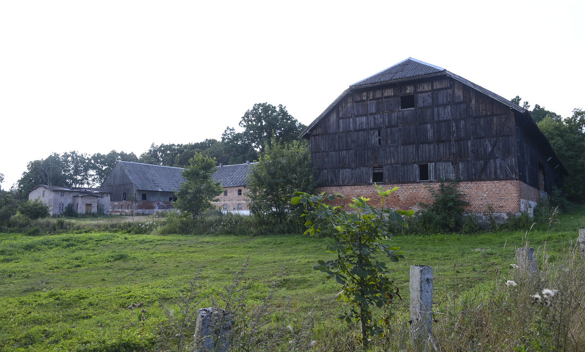 Ein verlassener Bauernhof im Dorf Równo in Hinterpommern. Aufnahme: 18. August 2020.