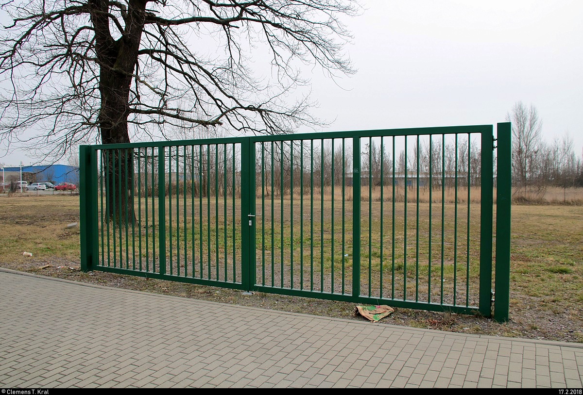 Ein verschlossenes Tor auf freiem Gelände sieht man in der Delitzscher Straße schon seit einigen Jahren. Was man sich dabei gedacht hat? [17.2.2018 | 14:16 Uhr]