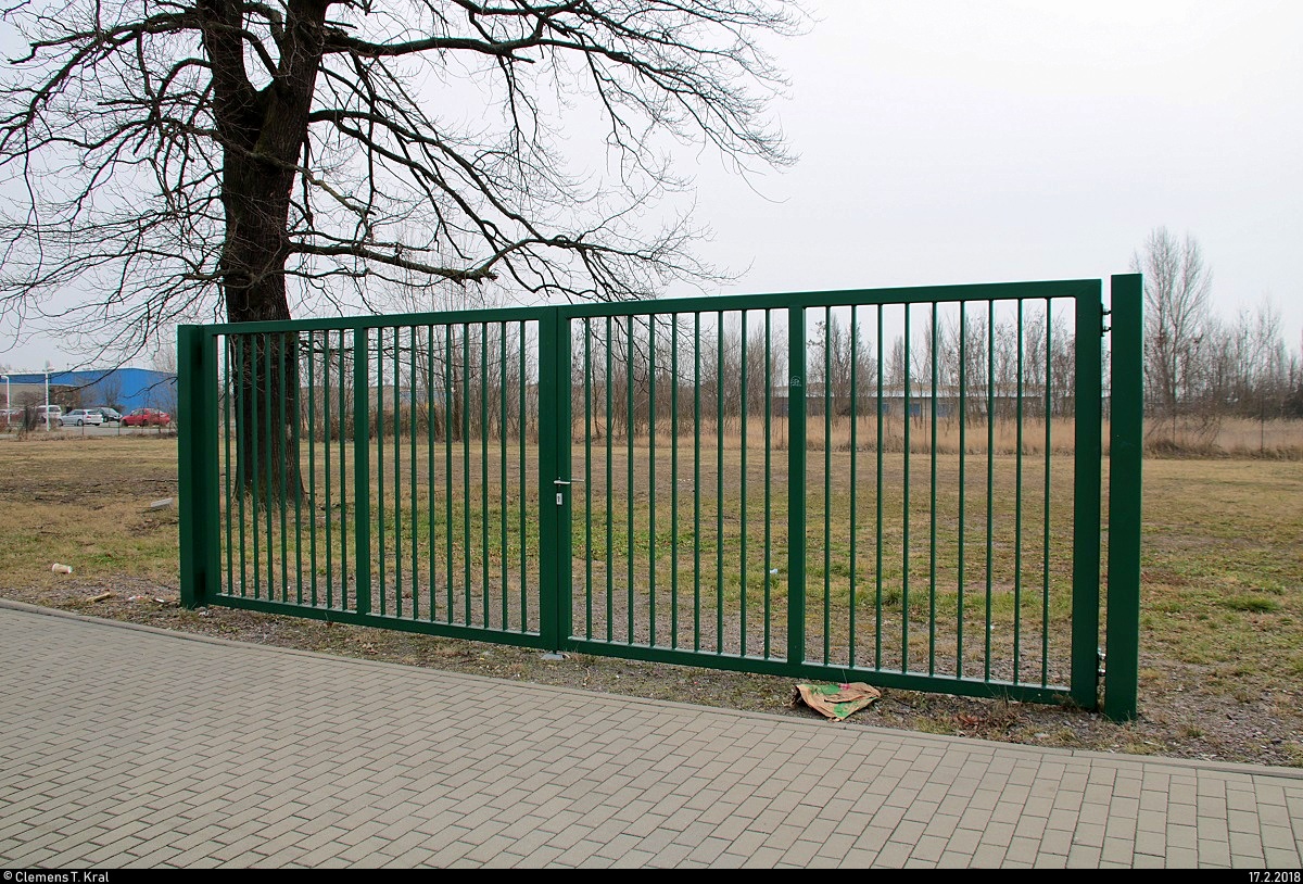 Ein verschlossenes Tor auf freiem Gelnde sieht man in der Delitzscher Strae schon seit einigen Jahren. Was man sich dabei gedacht hat? [17.2.2018 | 14:16 Uhr]