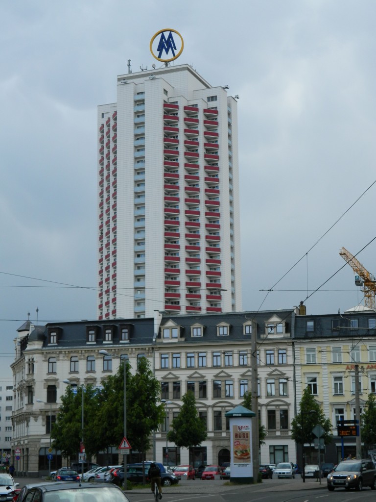 Ein Wahrzeichen im Zentrum von Leipzig: Wintergartenhochhaus, mit 106,8 Metern Hhe ist es eines der hchsten Wohnhochhuser in Deutschland. Bauzeit: 1970-1972. Ansicht aus nordstlicher Richtung (Rosa-Luxemburg-Strae) am 13.05.2014