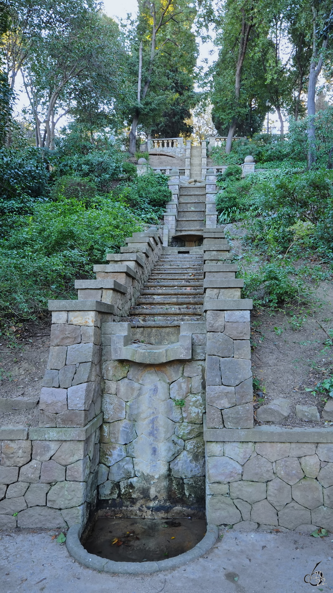 Ein Wasserfall im ffentlichen Park Jardins de Laribal in Barcelona. (Februar 2013)