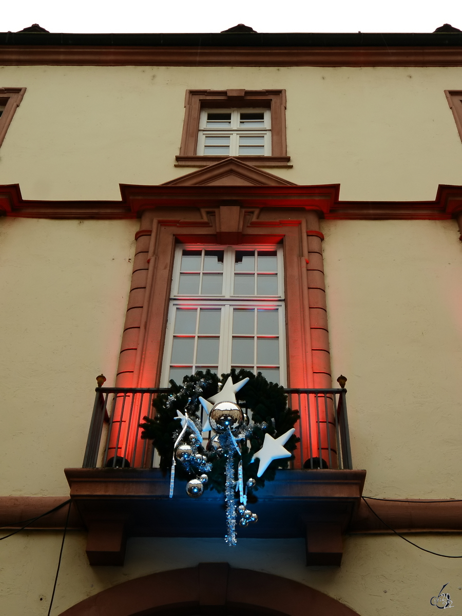 Ein weihnachtlich geschmcktes Fenster im Innenhof des 1729 im Barockstil erbauten Rathauses in Neustadt an der Weinstrae. (Dezember 2014)