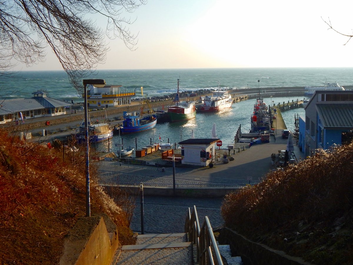 Ein wunderschner, eisiger, sonniger und windiger Wintertag war am 15.01.2018 in Sassnitz. Zu sehen ein Teil vom Sassnitzer Fischereihafen.