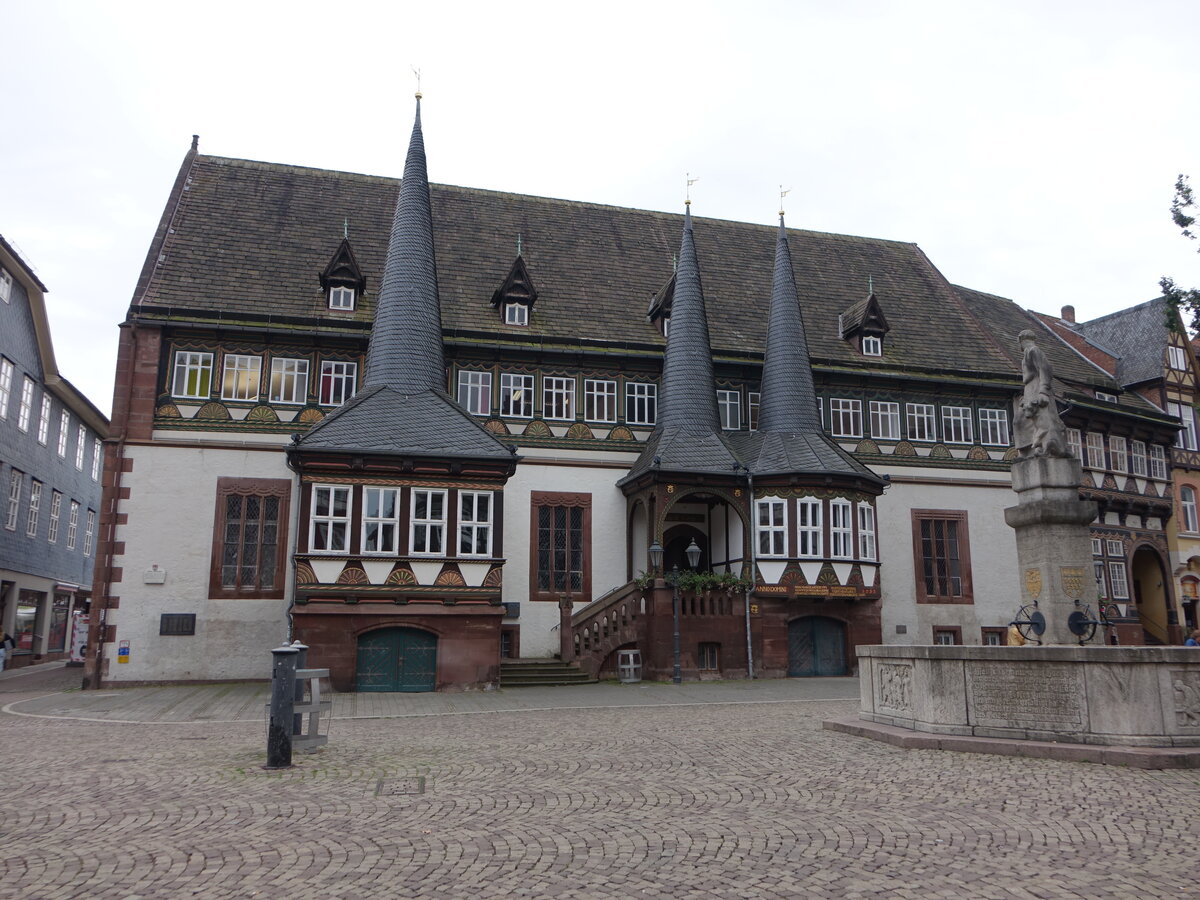 Einbeck, altes Rathaus am Markt, erbaut im 16. Jahrhundert mit drei spitzen Trmen (29.09.2023)