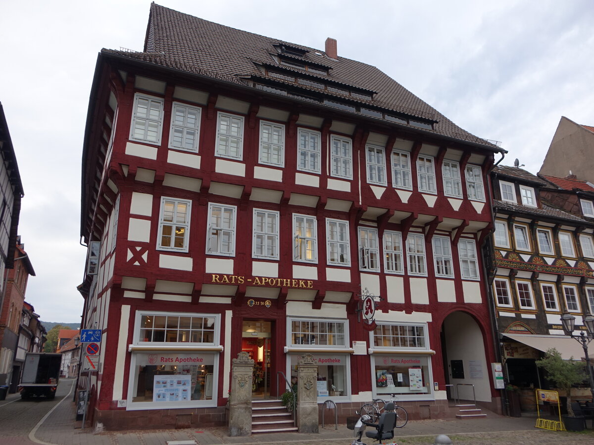 Einbeck, Ratsapotheke am Marktplatz, erbaut 1550 (29.09.2023)