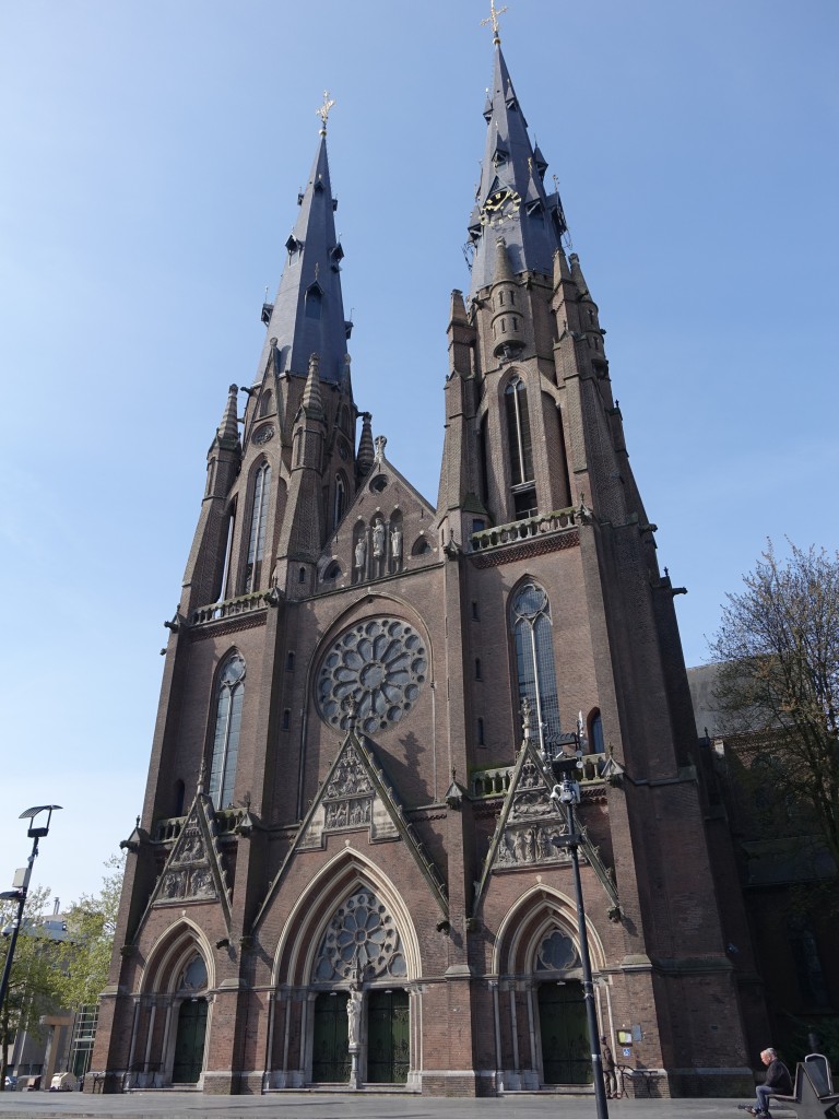 Eindhoven, neugotische Sint Katharina Kirche, erbaut von 1861 bis 1867 von Pierre 
Cuypers mit Doppelturmfront (02.05.2015)