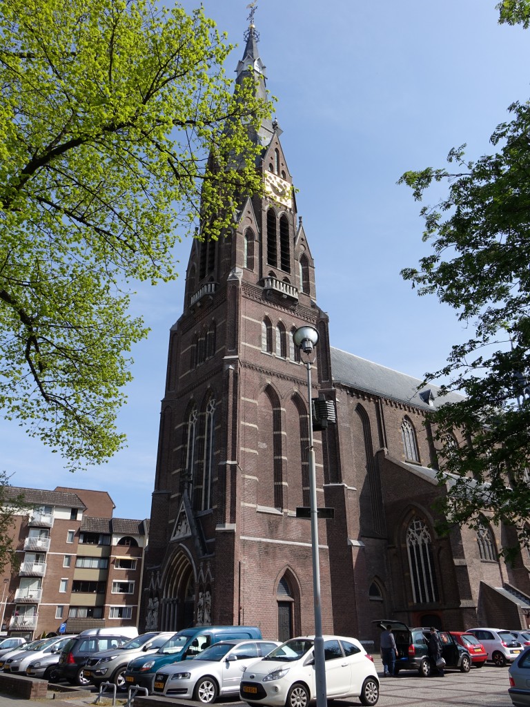 Eindhoven, neugotische St. Petrus Kirche, erbaut bis 1880 durch Hj. van Tulder, 76 Meter hoher Kirchturm von 1912 von L. Krooken (02.05.2015)