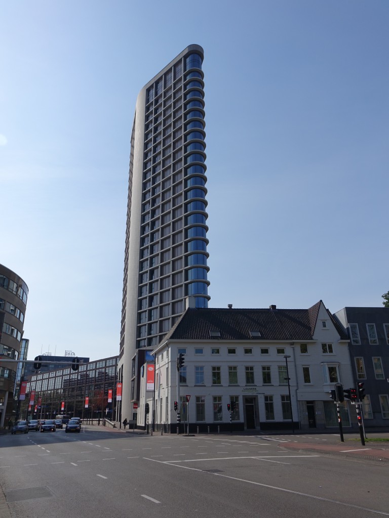 Eindhoven, Vesteda Turm an der Tramstraat, erbaut von 2005 bis 2006 von Jo Coenen, Hhe 90 Meter, damit fnfhchstes Gebude in Eindhoven (02.05.2015)