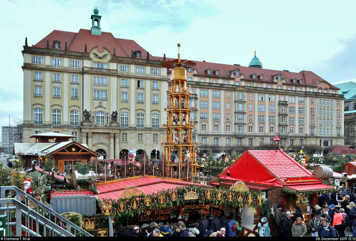 Eindrcke des 585. Striezelmarkts auf dem Dresdner Altmarkt.
Von der Foto-Plattform wurde der Gebudekomplex Altmarkt Nr. 4–6 festgehalten. Links der Pyramide befindet sich das Haus Altmarkt, welches ein Teil des langen Gebudes ist.
[8.12.2019 | 12:12 Uhr]