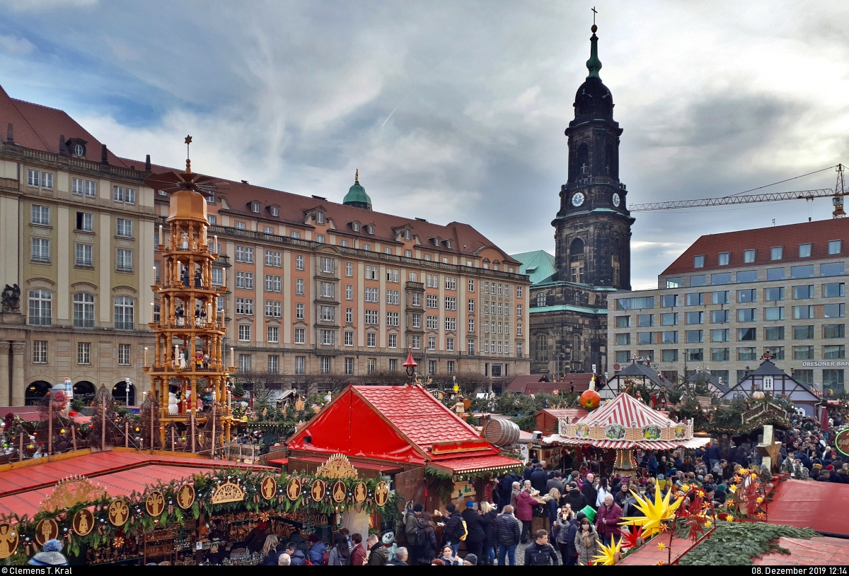 Eindrcke des 585. Striezelmarkts auf dem Dresdner Altmarkt.
Blick von der Foto-Plattform auf das bunte Weihnachtsmarkt-Treiben, umrahmt von der weltgrten erzgebirgischen Stufenpyramide, dem Gebudekomplex Altmarkt Nr. 4–6 (links) und dem 92 Meter hohen Turm der Kreuzkirche Dresden.
(Smartphone-Aufnahme)
[8.12.2019 | 12:14 Uhr]