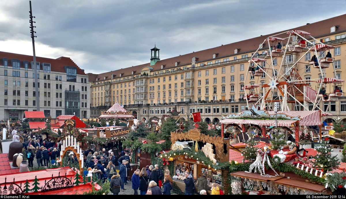 Eindrcke des 585. Striezelmarkts auf dem Dresdner Altmarkt.
Blick von der Foto-Plattform auf das bunte Weihnachtsmarkt-Treiben mit dem Gebudekomplex Altmarkt 21–25 auf der Westseite.
(Smartphone-Aufnahme)
[8.12.2019 | 12:14 Uhr]