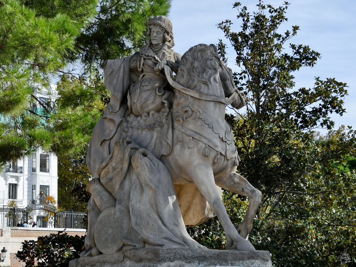 Eine allegorische Reiterskulptur in den Kniglichen Grten (Jardines de Sabatini) des Palacio Real im Zentrum von Madrid. (November 2022)