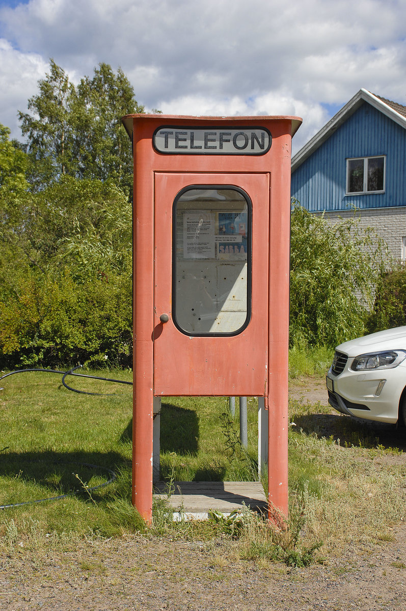 Eine alte schwedische Telefonzelle am Museumsbahnhof in Virserum. Im Bahnhof selber gibt es auch vieles zu entdecken.
Aufnahme: 18. Juli 2017.