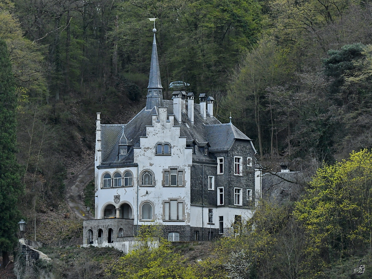 Eine alte Villa bei Remagen, so gesehen Anfang April 2021.