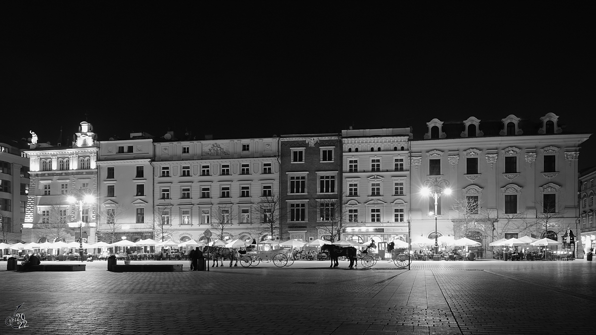 Eine am Hauptmarkt von Krakau angrenzende Huserreihe bei Nacht. (Mrz 2017)