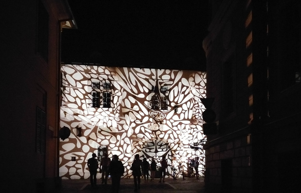 Eine Aufnahme vom  Zsolnay Lichtfestival . Ende Juni-anfang Juli werden viele Gebde mit verschiedenen Motiven und Farben belichtet (= bemahlt ). Ein scharfes Foto konnte ich nur von diesem weniger interessanten Werk machen. Pcs, 01.07.2017.