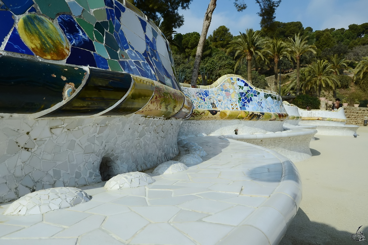 Eine aus Mosaikfliesen gestaltete Sitzbank im Park Gell. (Barcelona, Februar 2012)