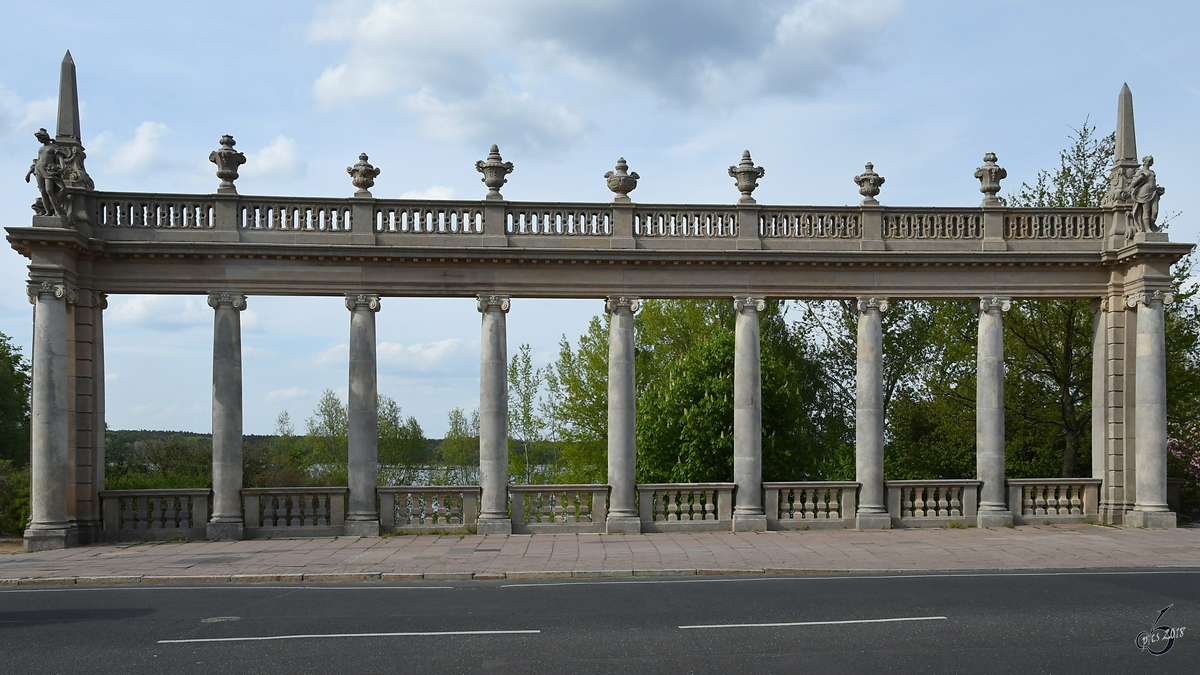 Eine der beiden 1907 errichteten Kolonnaden in der Nhe der Glienicker Brcke. (Potsdam, April 2018)