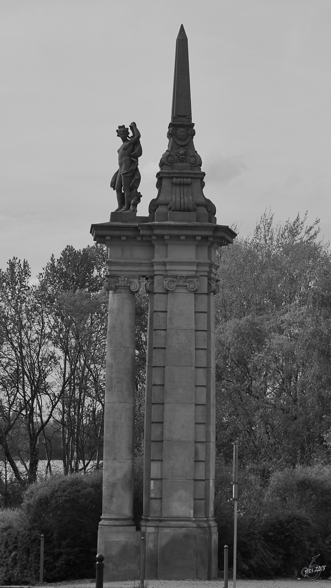 Eine der beiden 1907 errichteten Kolonnaden in der Nhe der Glienicker Brcke. (Potsdam, April 2018)