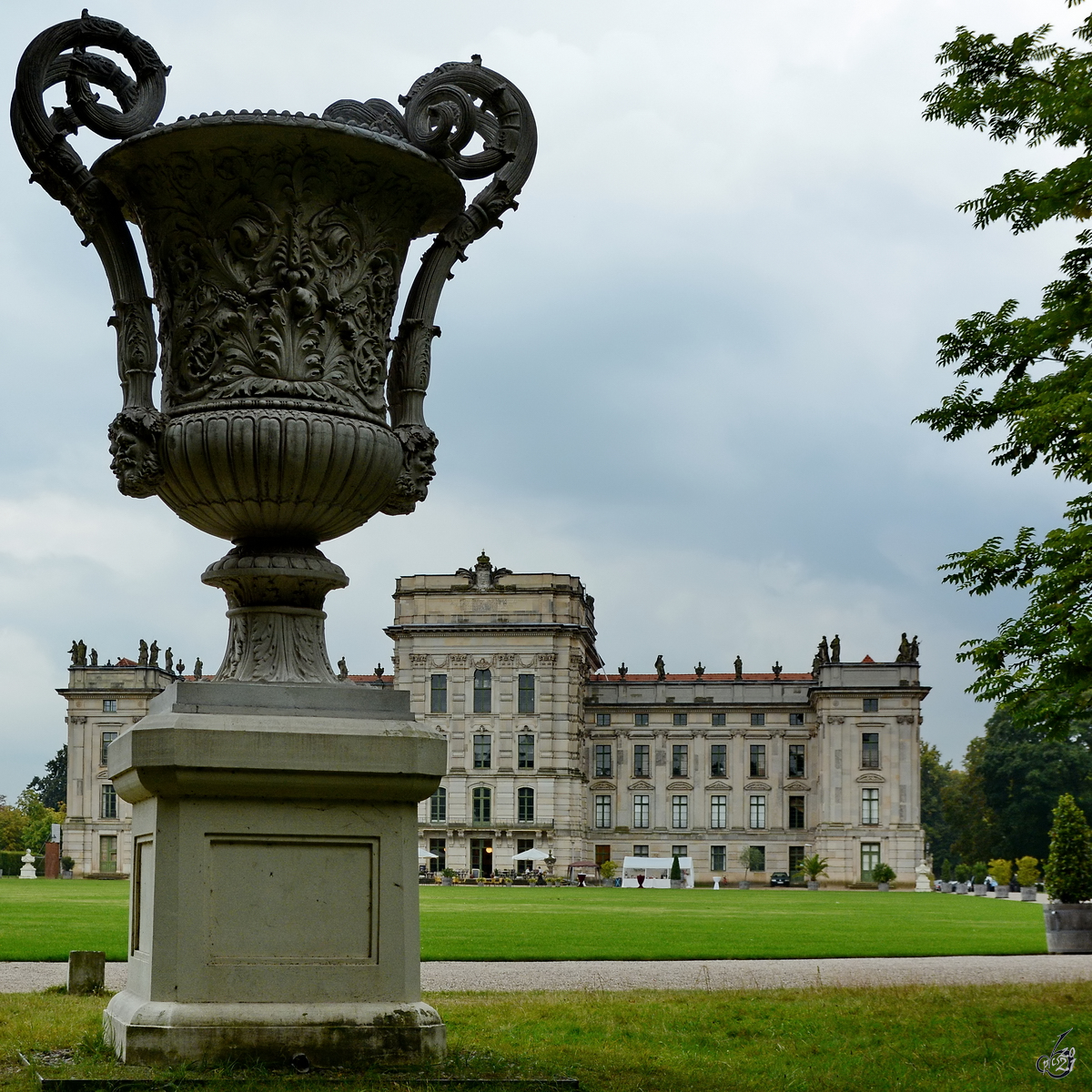 Eine der beiden dekorativen Zinkgussvasen im Schlosspark von Ludwigslust. (August 2014)