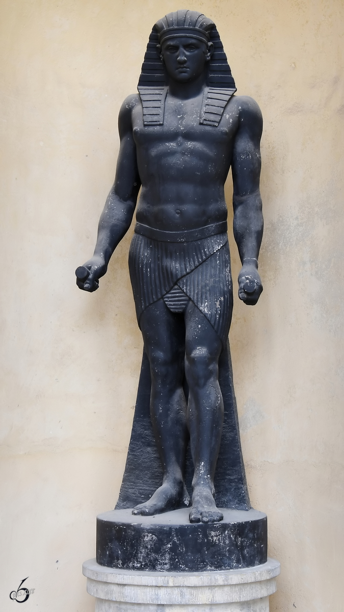 Eine der beiden schwarz gefrbten Statuen gyptischer Gtter am Portal an der Orangerie im Neuen Garten Potsdam. (April 2018)