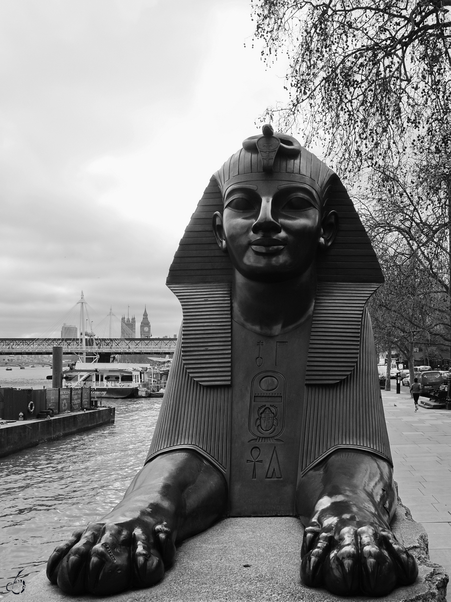 Eine der beiden Sphinx im Londoner Stadtzentrum in der Nhe der Themse. (Februar 2015)