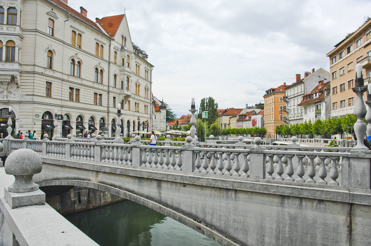 Eine der berhmten drei Brcken in Ljubljana. Aufnahme:1. August 2016.