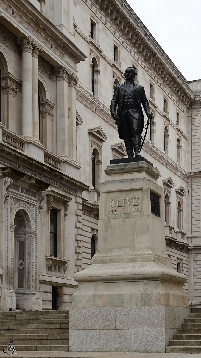 Eine denkmalgeschtzte Bronzestatue von Robert Clive wurde 1912 errichtet. (London, September 2013)