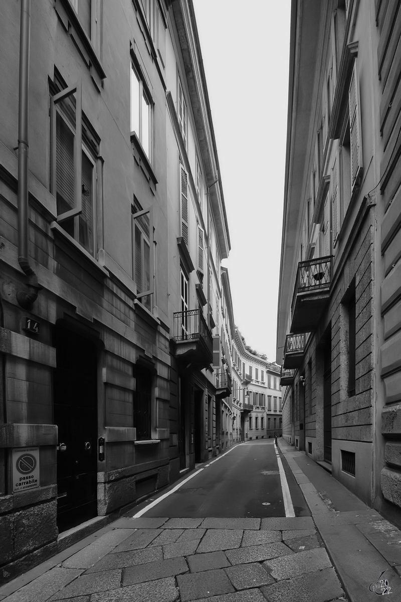 Eine enge Gasse im Zentrum von Mailand. (Juni 2014)