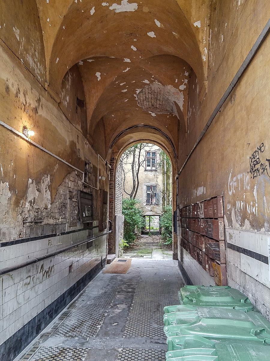 Eine enge Passage in Budapest, Bezirk VIII. Aufnahmedatum: 28.07.2018.